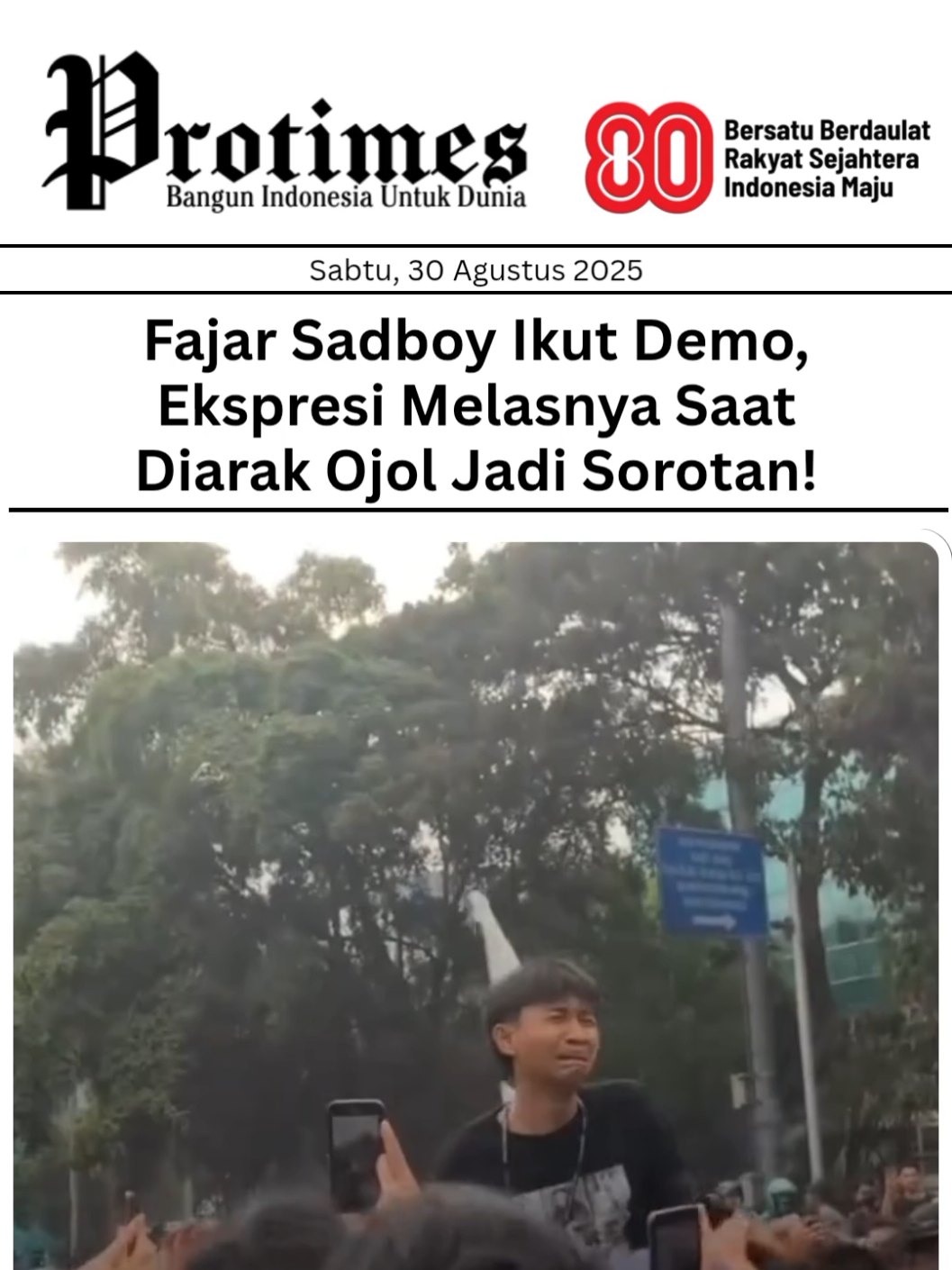 Fajar Sadboy kembali bikin heboh! 🫣 Hari ini, Sabtu (30/8), ia ikut turun aksi demo menolak kenaikan tunjangan DPR di Jakarta. Momen paling viral terjadi ketika ribuan driver ojol mengangkat dan mengarak Fajar layaknya ogoh-ogoh. Wajah melas khasnya langsung jadi sorotan netizen.  Fenomena unik ini menunjukkan bagaimana sosok Fajar Sadboy makin lekat dengan dunia maya dan kini hadir langsung di tengah massa aksi. 📌 Gimana menurut kalian, aksi ini spontan atau settingan? 👀 Follow @protimes.co untuk update berita viral lainnya 🔥 #fajarsadboy #demo #viral #beritahariini #demodpr