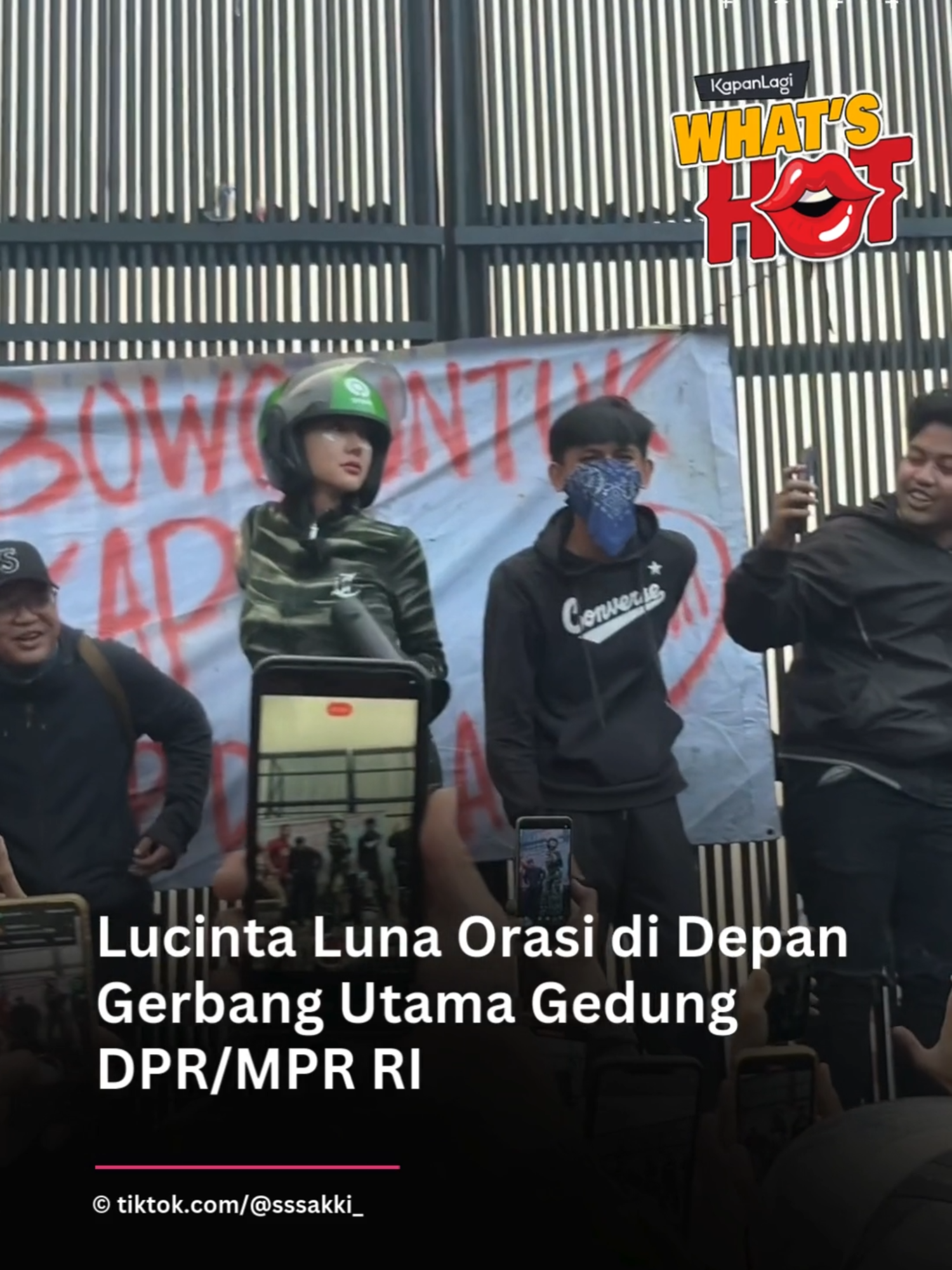 Lucinta Luna menemui massa yang tengah melakukan demonstrasi di depan gerbang utama Gedung DPR/MPR RI, Senayan, Jakarta, Sabtu (30/8). . Ia berorasi dengan memanjat pagar untuk menunjukkan dukungannya kepada massa dengan mengenakan helm ojol untuk mengenang kepergian Alm. Affan Kurniawan . Simak terus update berita tentang dunia entertainment, kalau bukan sekarang, KapanLagi? #kapanlagi #selebriti #klkpt #kapanlagiwhatshot #kapanlagihariini