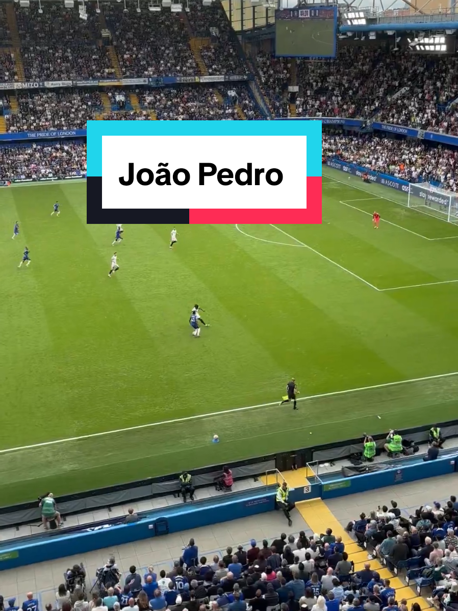 Estêvão Willian had another good day on the office. Love what he did to Bassey here 😂Kid is heading to the top 💙 #Chelsea #foryou #estevaowillian #PremierLeague #fulhamfc 
