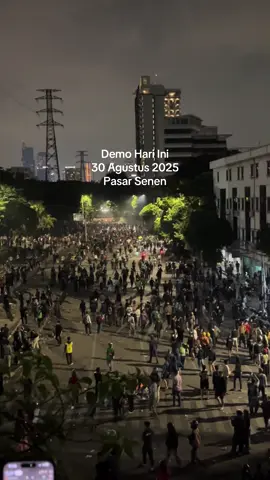 Demo malam ini di pasar senen #demohariini #demodpr2025 #demodpr #fyp #pasarsenen 
