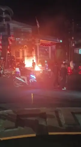 📡para pedemo memcoba membakar pos polisi yang di tugu gentur malam ini pukul 20:30 wib 🎥 istimewa
