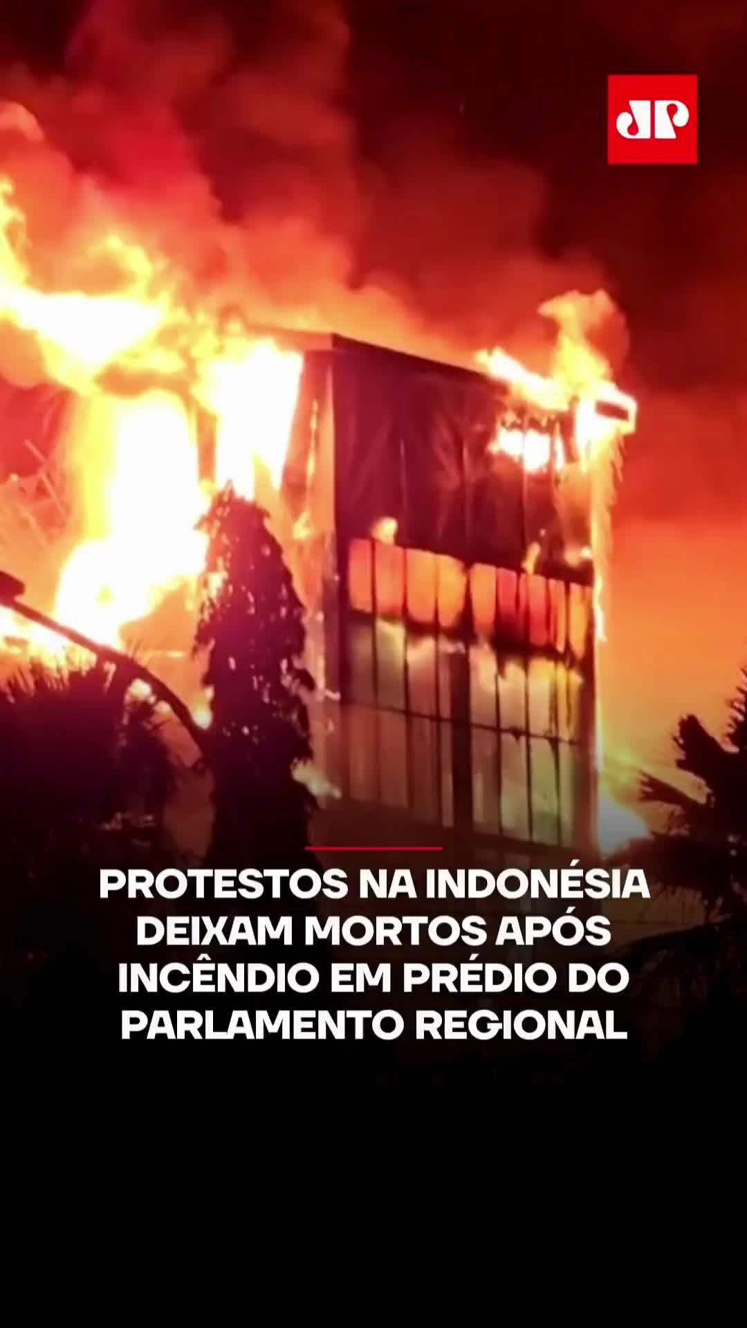 Os protestos na Indonésia contra salários de parlamentares e cortes em educação se intensificaram nesta sexta-feira (29). Em Jacarta, um motociclista de aplicativo morreu após ser atropelado por veículo da polícia durante confrontos perto do Parlamento. No mesmo dia, em Makassar, manifestantes incendiaram a sede do Parlamento regional de Sulawesi do Sul. Segundo a agência de desastres, três pessoas morreram e cinco ficaram feridas, duas delas ao pular do prédio em chamas. A tragédia ampliou a pressão sobre o presidente Prabowo Subianto, em seu primeiro grande teste no cargo. O episódio também afetou a economia: a rupia caiu 0,9% frente ao dólar e a bolsa recuou até 2,3%. 🎥 Reprodução: Reuters 📺 Confira na JP News e Panflix 📌 Siga o nosso perfil @jovempannews #Indonésia #Protestos #Makassar #Jacarta #Incêndio #Polícia #Parlamento