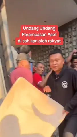 momen massa geruduk rumah Ahmad Sahroni,hingga brankas Ahmad Sahroni dijarah dan di jebol, Rupiah dan dollar di sawerkan ke warga#demon #viraltiktok 