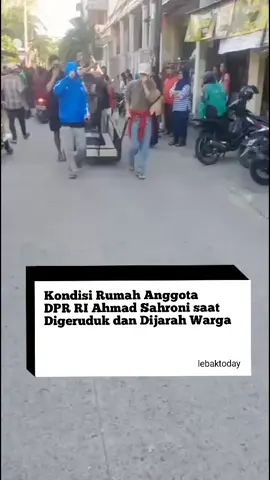 Kondisi Rumah Anggota DPR RI Ahmad Sahroni saat Digeruduk dan Dijarah Warga Ratusan orang menggeruduk rumah anggota DPR RI dan politikus Partai NasDem Ahmad Sahroni di Tanjung Priok, Jakarta Utara, Sabtu 30 Agustus 2025, sekira pukul 15.00 WIB. Dalam aksinya tersebut warga jarah rumah politis Partai NasDem tersebut, dimulai dari TV, Patung iron man, uang dolar, mobil dirusak dan sejumlah barang berharga lainnya. Sumber Video : TikTok frdyntarf #dpr #demo #ahmadsahroni #kabupatenlebak #banten  