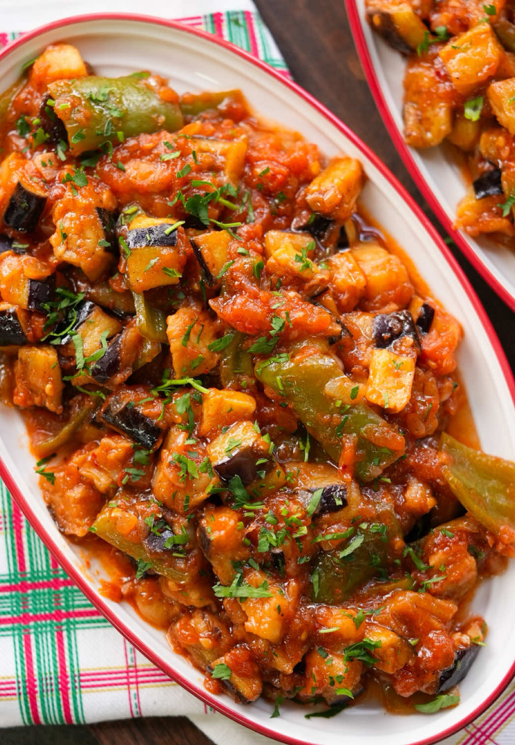 Karşınızda 94 bin kişinin defterine eklediği o nefis şakşuka tarifi! 🍆🍅🌶️😋 ENGLISH BELOW 👇🏻 📲 Siz de mobil uygulamamızı profilimizdeki bağlantıdan hemen indirebilir, aradığınızda kolayca ulaşmak için bu nefis tarifi tarif defterlerinize ekleyebilirsiniz. ✨ Şakşuka Malzemeler 4 adet patlıcan 3 adet yeşil biber 1 adet kuru soğan 4 diş sarımsak 4 adet domates 1 tatlı kaşığı domates salçası 2 yemek kaşığı sıvı yağ 1 çay kaşığı şeker 1 tatlı kaşığı tuz 1 çay kaşığı karabiber 1 çay kaşığı pul biber 1 çay bardağı sıcak su (125 ml) Hazırlanışı Patlıcanları yıkadıktan sonra alacalı şekilde soyalım. Önce 4’e keselim ve birer parmak genişliğinde doğrayalım. Doğradığımız patlıcanları tuzlu suda acısının çıkması için 10-15 dakika bekletelim. Soğanı yemeklik olacak şekilde doğrayalım. Biberleri de 4'e kestikten sonra biraz uzun kalacak şekilde doğrayalım. Suyunu süzüp kuruladığımız patlıcanları kızgın yağda kızartalım. Kızaran patlıcanları kağıt havlu serdiğimiz bir tabağa alarak fazla yağının süzülmesini sağlayalım. Sosu için tavaya sıvı yağı alıp ısıtalım. Doğradığımız soğanları ve sarımsakları ilave edip diriliğini kaybedinceye kadar kavuralım. Biberleri de tavaya ekleyip kavurmaya devam edelim. Biberler de hafifçe kavrulduğunda domates salçası ve rendelenmiş domatesi ilave edelim. Domatesler de pişip suyunu çektiğinde toz şeker, tuz, karabiber ve pul biberi ekleyerek karıştıralım. Sosa sıcak suyu ekleyip 5 dakika daha pişirelim. Suyunu çekmeye başladığında kızarttığımız patlıcanları sosun içerisine ilave edip nazikçe karıştıralım. Afiyet olsun! . You'll need 4 eggplants 3 green peppers 1 onion 4 garlic cloves 4 tomatoes 1 tsp tomato paste 2 tbsp oil 1 tsp salt ½ tsp red pepper flakes ½ tsp black pepper ½ tsp sugar 125 ml hot water Here's how Peel eggplants in stripes, dice them, soak in salted water 10–15 mins, then dry. Fry eggplants in hot oil, drain on paper towel. In a pan, sauté onion and garlic, add peppers and cook briefly. Stir in tomato paste, grated tomatoes, sugar, salt, and spices. Add hot water, simmer 5 mins, then fold in fried eggplants. Mix gently, remove from heat, and serve warm or at room temperature. Enjoy!