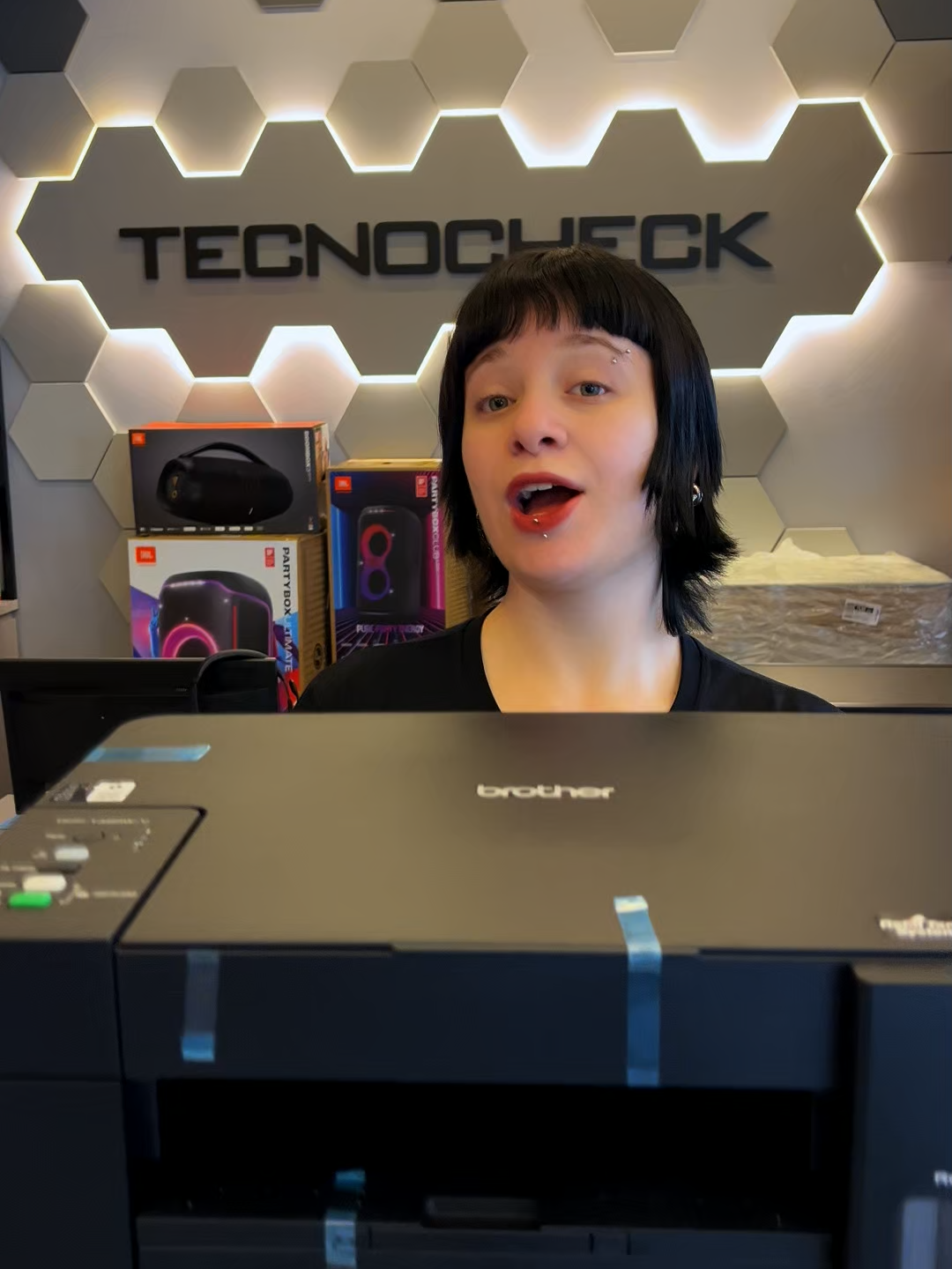 O Que Ninguém Te Conta Sobre Instalar Impressora em Casa! | Tecnocheck Resolve Instalar uma impressora em casa parece simples, mas a realidade é bem diferente! 😅 Cabos, drivers, Wi-Fi, tinta, papel… tudo pode dar dor de cabeça. No vídeo de hoje, mostramos o que ninguém te conta sobre instalar impressora em casa e como a Tecnocheck pode resolver tudo de forma rápida e sem complicação. Com a Tecnocheck você pode escolher: instalação direto na sua casa 🏠 ou por acesso remoto 💻. Nossa missão é garantir que sua impressora esteja configurada, funcionando e pronta para uso sem estresse!