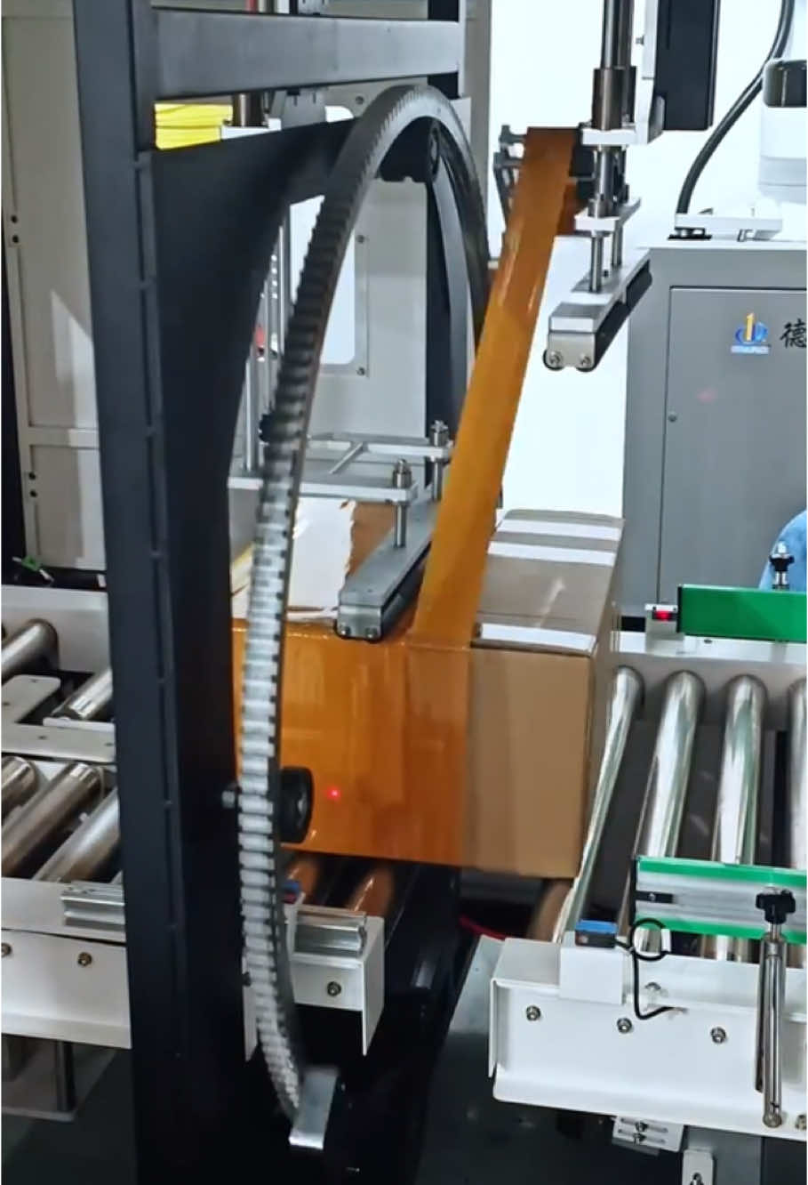 Automatic sealing machine, high efficiency, perfect result, save cost, do you need it? #boxsealingmachine #sealingmachine #packingmachine #automaticpackingmachine #packingmachinemanufacturer #cartonsealingmachine #automaticpacking  #fyp #viral #yangpupacking 