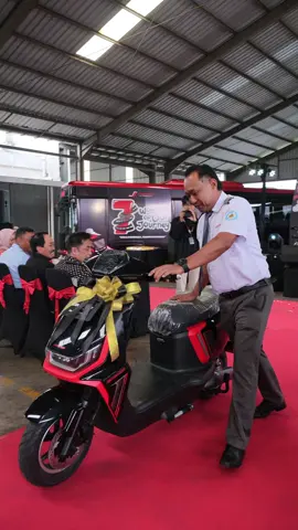 Kerja keras tak pernah mengkhianati hasil 🙌 Selamat untuk driver terbaik Juragan 99 Trans yang menerima apresiasi Sepeda Listrik 🛵⚡️ Semoga menjadi motivasi untuk terus memberikan pelayanan terbaik bagi setiap perjalanan. Terima kasih Bapak Gilang atas perhatian dan dukungannya. . . . #Juragan99Trans #7THAnniversarry #LuxuryinMotion