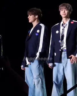 Fyi hari ini selain orang tua Renjun, semua orang tua Dreamies datang ke konser mereka, jadi si Chenle ngajarin Jeno buat manggil Mama Papa pake bahasa mandarin. Dan salfoknya setelah itu Jeno malah nyanyi lagu gentleman-psy 😭🤏🏼 #jeno #dreamies 