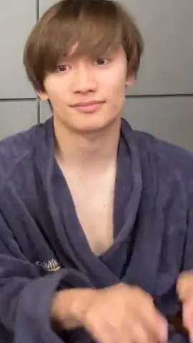 丈くんのバスローブ姿がめっちゃエロすぎて死んだ😍💙幸せ(  *¯꒳¯*)♡♡胸元あけてセクシー丈くん😍💙 #藤原丈一郎 #アダルティー #なにわ男子 