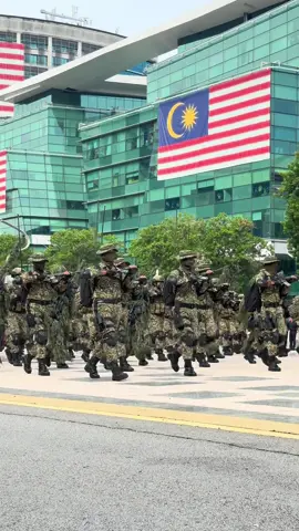Meriah Putrajaya! Abang askar gagah, 🐕🇲🇾 pun steady masuk perbarisan #putrajaya #atm #merdeka #raptai #Merdeka2025 