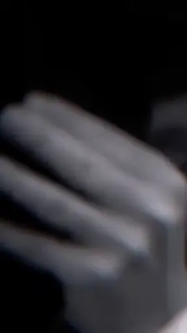 “La llorona” - RAPHAEL en Puebla [México, 1969] Un clásico con una maravillosa interpretación, en la que Raphael muestra un color de voz muy especial. La llorona se convirtió, durante los primeros años de su carrera, en uno de los temas más populares de sus conciertos. Es una canción mexicana, originada en Tehuantepec (Oaxaca), de autor anónimo y ancestral existencia, que según cuenta la leyenda, exalta la memoria de una madre que perdió a sus hijos en un voraz incendio y vagaba luego enajenada, lamentándose de su suerte, por las calles del pueblo. Raphael hizo de éste uno de sus más grandes sucesos de la época y probablemente la suya sea, de todas las versiones que el tema ha tenido, la más recordada. Mucho que ver con eso ha tenido, sin duda, el estupendo arreglo orquestal de Manuel Alejandro, que arropa inmejorablemente la voz de un Raphael muy bien aspectado. El tema 