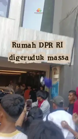 Rumah anggota DPR RI dari NasDem, Ahmad Sahroni, di Kebon Bawang, Tanjung Priok, Jakarta Utara, digeruduk massa.  #pulurajaprojects #gerudukrumahdewan 
