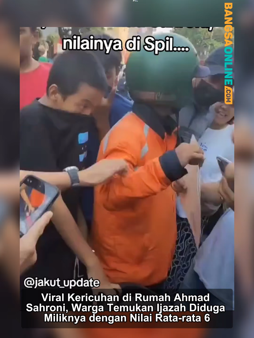Suasana di sekitar kediaman politisi Ahmad Sahroni di Tanjung Priok, Jakarta Utara, memanas pada Sabtu (30/8/2025) sore. Di tengah kericuhan yang terjadi, warga menemukan sebuah dokumen ijazah yang diduga kuat milik Sahroni. Dokumen tersebut sontak menjadi viral setelah isinya tersebar di media sosial. Dalam lembar ijazah itu, tertera daftar nilai untuk 12 mata pelajaran. Dari jumlah tersebut, hanya dua mata pelajaran yang mendapatkan nilai 7, yakni Pendidikan Agama dan Kesenian. Sementara itu, 10 mata pelajaran lainnya, termasuk mata pelajaran inti seperti Bahasa Indonesia, Pendidikan Moral Pancasila (PMP), dan Matematika, semuanya bernilai 6. Temuan ini dianggap ironis oleh publik dan langsung dihubungkan dengan pernyataan kontroversial Ahmad Sahroni beberapa waktu lalu. Saat itu, Sahroni menuai kritik tajam setelah menyebut masyarakat yang menyuarakan desakan untuk membubarkan DPR sebagai 