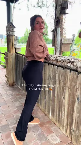 These flared leggings are so flattering #leggings #leggingsoutfit #leggingsreview #halara #flaredleggings 