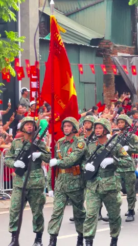 Đồng chí Lê Hoàng Hiệp đz thật nhưng hay bị lá cờ troll ghê 😂 Hôm trước thì bị cờ úp nguyên cái mặt, đồng đội gỡ ra. Hôm nay thì mắc vào súng, vẫn là đồng đội ra tay giải cứu. Dễ thươn 🤣🤣🇻🇳🇻🇳🇻🇳 #a80 #dieubinh #quockhanhVietNam #lehoanghiep