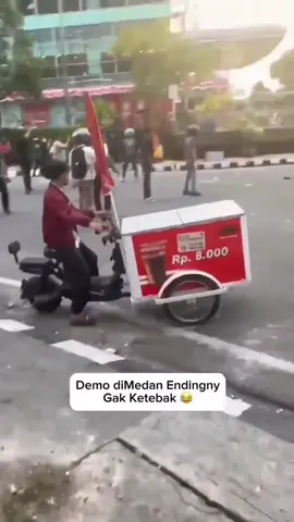 🤣 Demo Ricuh, Tukang Kopi Kabur… Eh Kopinya Belum Dibayar Oi! Di tengah panasnya demo soal kasus ojol yang dilindas polisi, ternyata ada saja momen absurd yang bikin ngakak. 📍 Lokasinya di Medan, saat para pendemo beli kopi. Eh tiba-tiba situasi memanas, penjual kopinya kabur! Lucunya, ada satu kawan demo yang teriak: 👉 “Kopi itu belum kau bayar oi, bayar itu dulu lah!” 🤣🤣 Momen serius jadi kocak, ini lah Indonesia… ada aja tingkahnya! ⚠️ Catatan: Video ini hanya hiburan dari momen unik saat demo. Tidak bermaksud menyinggung pihak manapun. --- Hashtag: #medantiktok #medanviral #demonslayer #fyp #viral 