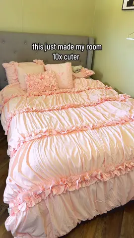 SHE’S SO CUTE I LOVEEEE!!! #pinkcomforterset #bowcomforter #pink #tiktokshopcreatorpicks #fyp 