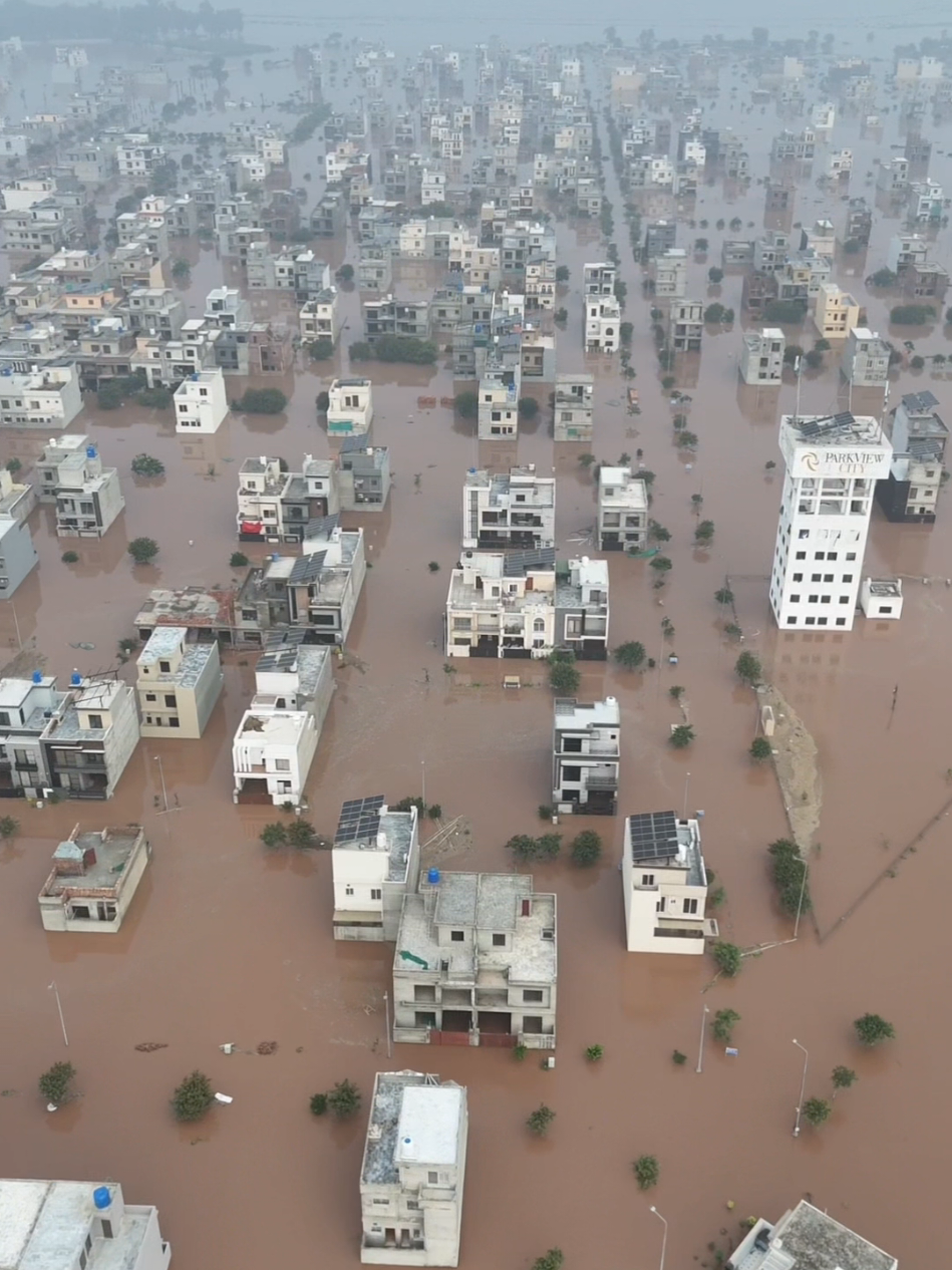 Yesterday’s video reached 9M views. Today I’m showing you the updated flood situation inside Park View City. This is the ground reality right now. #FloodUpdate #ParkViewCity #PakistanFloods #DroneView #LahoreUpdates     
