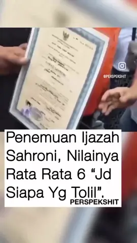 Sebut Rakyat Tolol, Nilai Ijazah Ahmad Sahroni Rata-Rata 6 Rumah Ahmad Sahroni di Tanjung Priok, Jakarta Utara, dijarah massa yang geram dengan pernyataannya. Penjarahan terjadi pada Sabtu, 30 Agustus 2025, sore hari. Si pemilik rumah sedang tidak berada di kediamannya. Perabotan rumah hingga barang pribadi Sahroni tidak luput dari sasaran amukan massa, termasuk ijazah SMP yang ikut tersebar di media sosial. Dalam foto yang viral, nilai-nilai Sahroni tertulis rata-rata 6 dengan angka tertinggi hanya 7. Publik pun langsung menghubungkan temuan itu dengan pernyataan kontroversial Sahroni yang sebelumnya menyebut rakyat tolol karena menyerukan DPR bubar. Komentar pedas warganet bermunculan dengan nada sarkas dan marah.