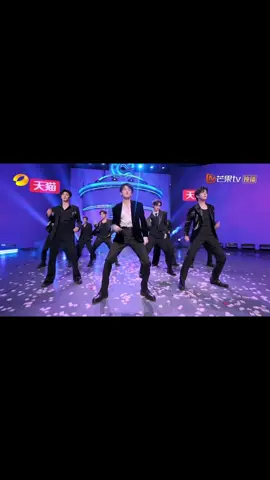 นานๆทีจะได้เห็นคุณเค้าทั้งร้องทั้งเต้น แล้วทำออกมาได้ดีขนาดนี้ เก่งมากค่ะ #เฉินเจ๋อหย่วน #陈哲远chenzheyuan 