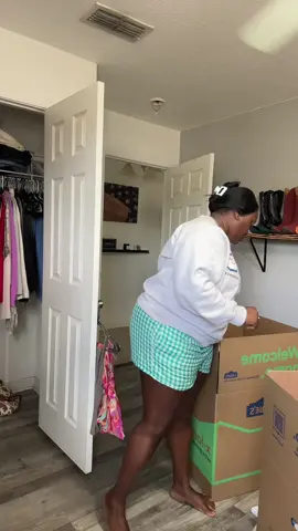 Let’s pack my closet up  #ditlvlog #packwithme 
