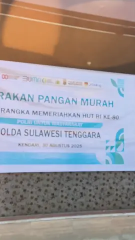 Kendari, Sabtu 30 Agustus 2025 – Personil Direktorat Reserse Kriminal Umum (Ditresrimum) Polda Sulawesi Tenggara melaksanakan kegiatan Gerakan Pangan Murah (GPM) yang digelar di Jl. Supu Yusuf No 98, Kelurahan Korumba, Kecamatan Mandonga, Kota Kendari. Kegiatan ini dipimpin langsung oleh Kompol Muh. Sioti, S.H., yang bertujuan membantu masyarakat mendapatkan kebutuhan pokok dengan harga terjangkau di tengah situasi ekonomi yang menantang. Dalam kegiatan tersebut, tersedia stok beras sebanyak 600 karung dengan ukuran 5 kilogram per karung. Antusiasme warga sangat tinggi sehingga seluruh stok beras yang disediakan berhasil terjual habis dalam waktu singkat. Gerakan Pangan Murah ini merupakan salah satu upaya Ditresrimum untuk meringankan beban masyarakat serta memperkuat hubungan antara aparat kepolisian dan warga sekitar. Kompol Muh. Sioti menyampaikan apresiasi atas partisipasi masyarakat yang datang dan berbelanja dalam kegiatan ini. Ia juga berjanji kegiatan serupa akan terus dilaksanakan secara berkala sebagai bentuk kepedulian Polri terhadap kebutuhan masyarakat.