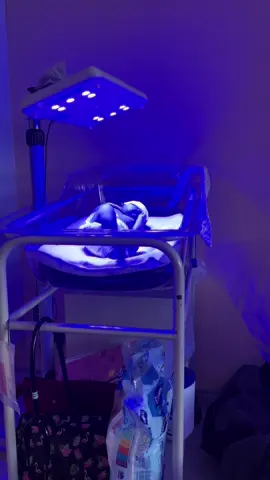 Titik terendah bila 4hari anak warded kena duduk bawah lampu sbb kuning tinggi. Sepanjang masa dalam wad asyik menangis je sbb anak sejuk dan tak boleh dibedung. Kena selalu letak bawah lampu. Masa ni memang tak ada langsung ilmu pasal kuning. Menyesal tak belajar sedalam2 nya pasal ni. Now alhamdulillah anak dah sihat. #jaundice #kuning #baby #fyp 