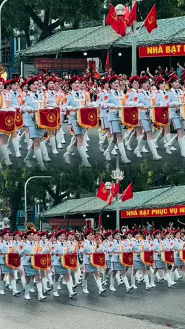 Khoảnh khắc vui nhất trong ngày Tổng duyệt 30/08/2025 là khi bắt gặp ánh nhìn và sự cổ vũ của gia đình Nụ cười ấy thật hạnh phúc 😊  Yêu gia đình mình lắm❤️❤️❤️ #A80 #quandoinhandanvietnam #khoinuquannhac #fyp #xh #quockhanh2thang9 #giadinh 