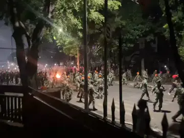 situasi dikwitang terupdate 21:51wib para polisi leluasa maen tembak tembakan, karena tdk ada yg memantau situasi lewat live tiktok.. #demojakarta  #liputan6sctv 