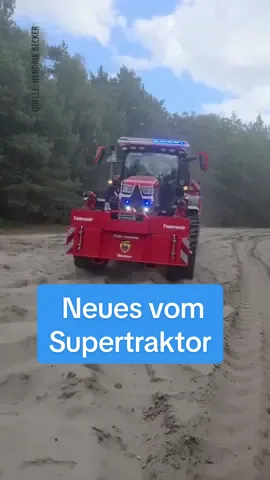 Was macht der neue Einsatz-Traktor der Feuerwehr Wiesmoor?   Erst vor kurzem hat die Wiesmoorer Feuerwehr einen Super-Trecker bekommen. Ein Jahr lang dürfen die Feuerwehrleute das Einsatzfahrzeug testen. Der Einsatz-Traktor fährt durch Flammen, durch bis zu 1,2 Meter tiefes Wasser, löscht, pumpt und ist mit vielen Modulen erweiterbar. Er hat nach seiner Vorstellung für richtig großen Wirbel gesorgt.   Ein Video von Nicole Böning.