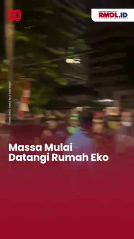 Sejumlah orang terlihat mulai mendatangi kompleks kediaman rumah Wakil Ketua Komisi VI DPR RI, Eko Patrio, di kawasan Kuningan, Jakarta Selatan, Sabtu 30 Agustus 2025, pukul 21.55. #ekopatrio #dpr 