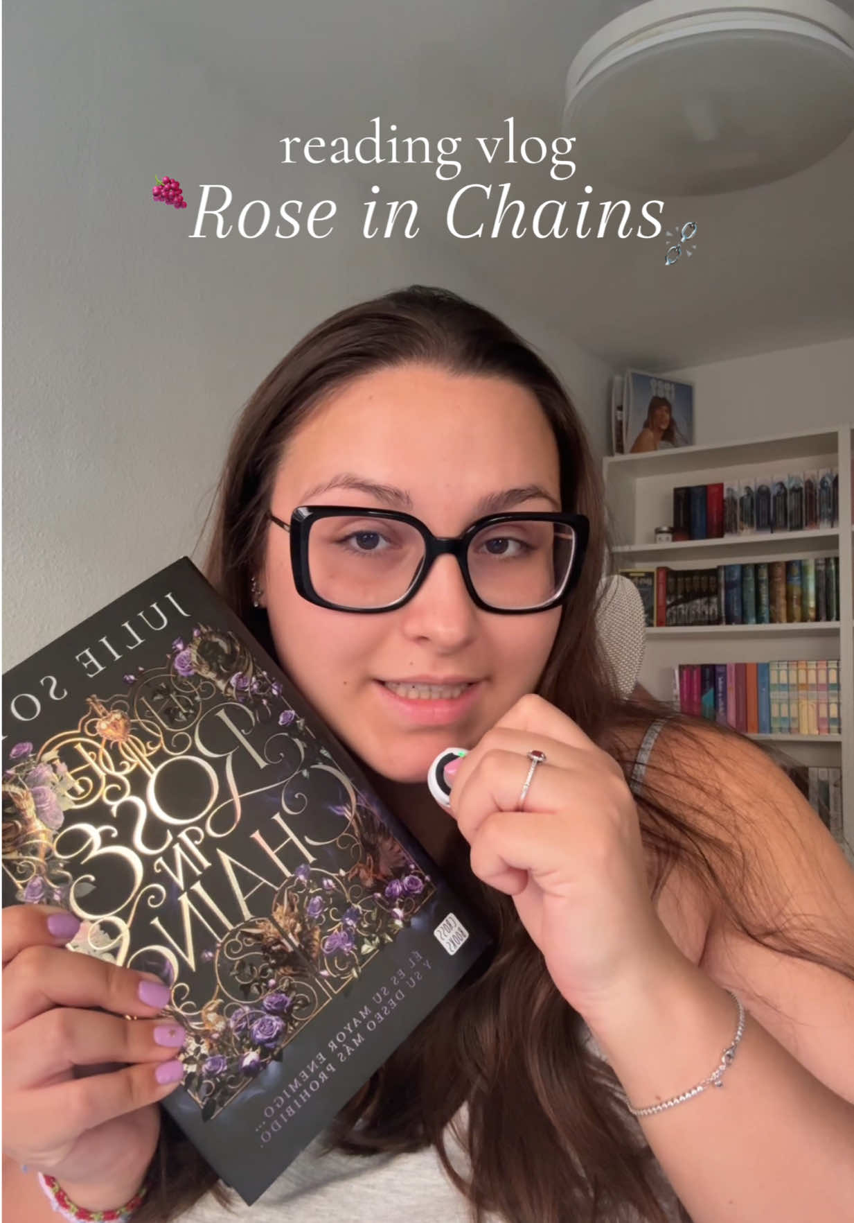 Reading Vlog leyendo Rose in Chains 🍇⛓️‍💥✨ (5⭐️) me ha encantado este libro es una joya✨ por favor LEEDLO 😭 #BookTok #readingvlog #roseinchains #juliesoto #dramione 