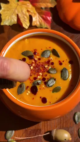 Autumn has officially arrived in my kitchen! 🍂 Creamy roasted pumpkin and tomato soup 🍜 Full Recipe via  𝐋𝐢𝐧𝐤 𝐢𝐧 𝐦𝐲 𝐁𝐢𝐨 or 𝐄𝐒𝐒𝐄𝐍𝐏𝐀𝐑𝐀𝐃𝐈𝐄𝐒.𝐂𝐎𝐌 #tomatosoup#fallrecipesoup #tomatosoup 