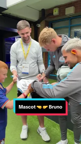 Thank you lads 🥹. The fist bump from his favourite player Bruno 🖤 #newcastleunited #PremierLeague 