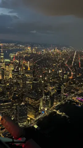 Peaceful nights over New York 🖤 #flyhummingbyrd #newyorkcity #bucketlist #helicopter 