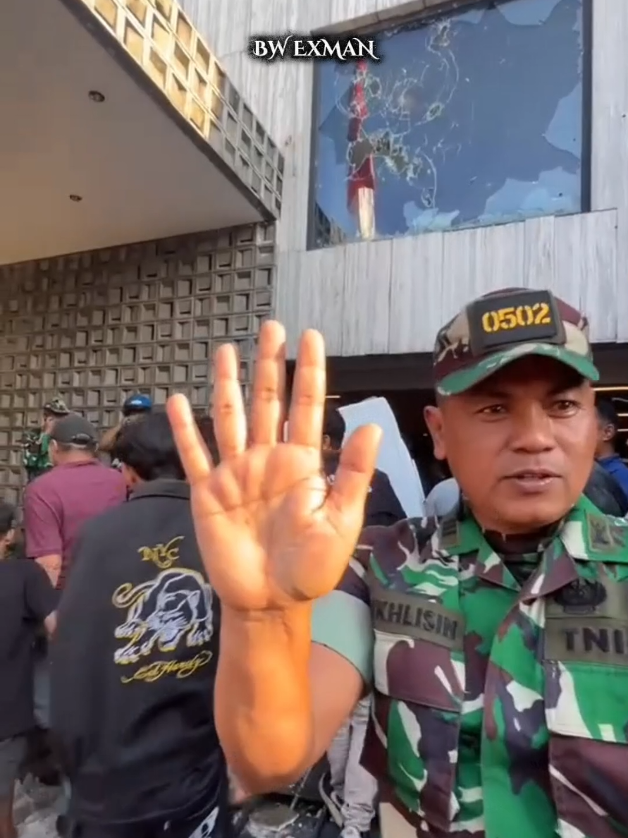 Abis Rumah Ahmad Sahroni, Terlihat Bapak TNI Yang Mengamankan Agar Tetap Kondusif #viral #ahmadsahroni #bravotni #trending #fyp 