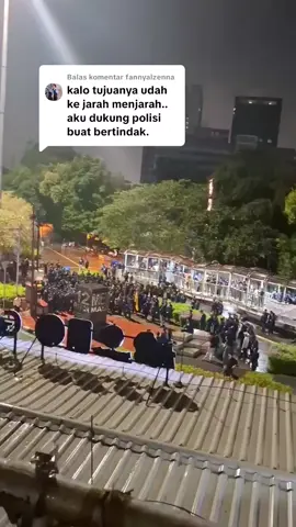 Membalas @fannyalzenna Trisakti Udah Ramai malam ini #demo2025 #indonesia🇮🇩 #turunkejalan #onepiece 