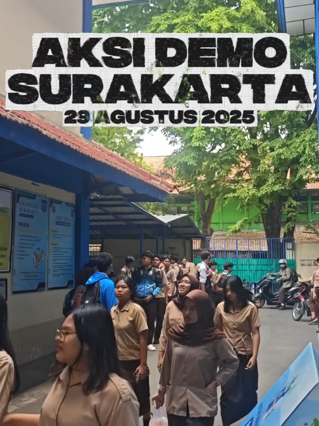 ‼️DEMO GABUNGAN AKSI DRIVER RODA DUA - SOLO RAYA‼️.. kaget banget tiba-tiba pagi-pagi sewaktu pelajaran dapat info kalau bakal ada demo besar didepan SEKOLAH!!#Demo #Surakarta #Indonesia #smaracatur #fyp 