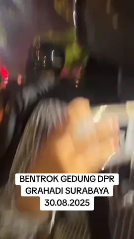 kabar terbaru demo di gedung grahadi surabaya hari ini #fypage #fyppppppppppppppppppppppp #viralvideo #virall #viraltiktok #tiktokindia #demo #dpr #mpr #affankurniawan #brimob #dprd #dpd #dprri #sahroni #kwitang #kediri #grahadisurabaya #surabaya #surabayatiktok #surabayakuliner  #surabayaterkini #surabayahitz #surabaya24jam #fypageシ 