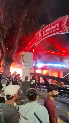 kondisi demo di sby gedung cagar budaya sebelah gedung grahadi terbakar  #demo 