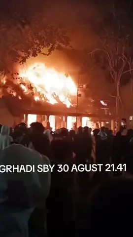 DEMO GRAHADI SBY TERBAKAR SKRG 30AGUST 21.41
