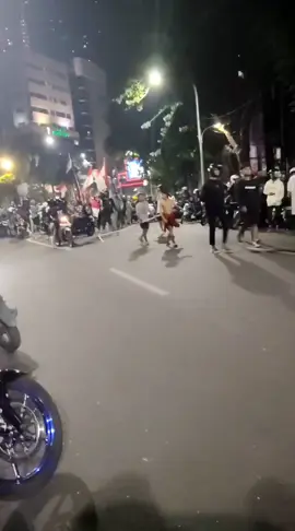 kondisi demo Grahadi Malam ini semoga sehat semua para pendemo #demodpr #grahadisurabaya #keadilanharusditegakkan #indonesiatidakbaikbaiksaja #surabaya 
