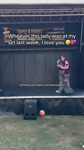 In her defence the intros are VERY similar 🤣🤣 #singer #performancefail #fyp #iwillsurvive #pinkponyclub @chappell roan @Gloria Gaynor 
