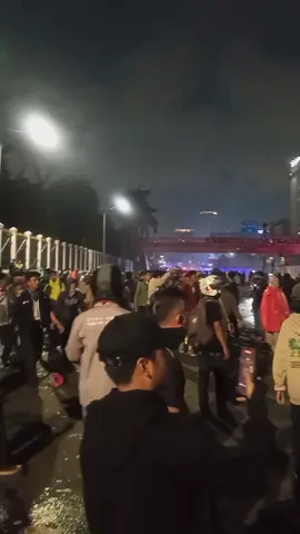 Malam ini Sabtu 30 Agustus 2025 di DPR senayan Baru ada perlawanan dari brimob malam ini jam set7 malam #tniindonesia🇮🇩 #fyp #dpranjing #aksiujukrasa 