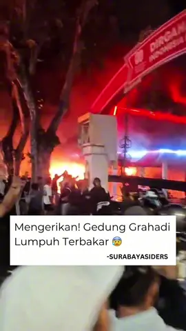 Kericuhan demo di Surabaya berujung pada pembakaran Gedung Negara Grahadi. Massa yang memadati kawasan pusat kota membakar sejumlah bagian gedung bersejarah tersebut. 😰 [30/8] Masyarakat diharap saling jaga dan berdoa agar negeri ini kembali pulih 🙏🏻 — #sidersmedia 