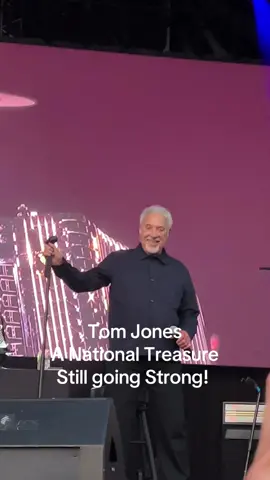 Tom Jones - doing what he does best! #pussycatpussycat #tomjones #sandownpark #nationaltreasure #concert @tomjonesofficial @Sandown Park 