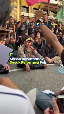 Aksi damai kembali dilakukan oleh sejumlah gabungan aliansi mahasiswa di Kalimantan Barat. Aksi ini dilakukan langsung di Mapolda Kalbar pada Sabtu, 30 Agustus 2025, di mana para mahasiswa menuntut untuk menegakkan keadilan serta mengecam segala tindakan dan upaya represif aparat di Kalbar🫡 “Kami atas nama aliansi dan mahasiswa dan masyarakat di Kalbar merasa resah atas kondisi saat ini. Ketika terusung dengan demokrasi mulai direpresi, aspirasi dihadapkan dengan popor senjata dan tindakan kekerasan,” kata salah satu koordinator aksi, Muhammad Sherkan. #pontianak #kalbar #kabardaerah #pontianaktoday #pontianakviral #foryoupage #fyp 