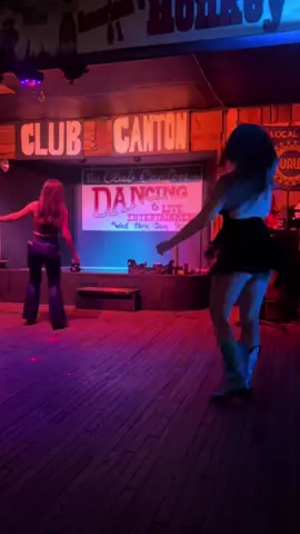 Baby slow down 🪩 Jason Derulo with @ari :) #linedance #jasonderulo #michigan #clubcanton #slowlow 