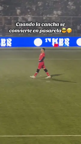 Cuando la cancha se convierte en pasarela. El portero nica robándose el show 😎🤭 El sheynnis💙🤍 #nicaragua🇳🇮 #futbol⚽️ #tiktokers #paratii #viral_video @gabrielurbina21 